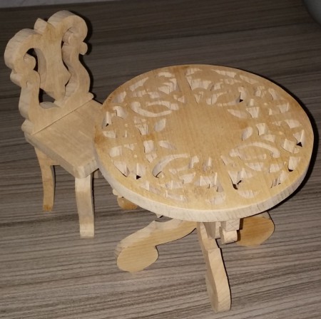La table et les 4 chaises poupées